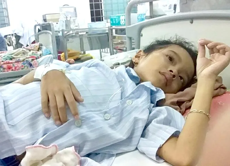Cháu Trần Nguyễn Hà Vi đang được điều trị tại Bệnh viện Nhi đồng 2, TPHCM.