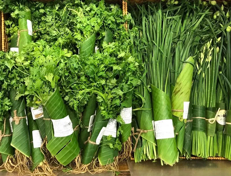 Xu hướng dùng lá chuối gói hàng hóa tại siêu thị. ẢNH: HOÀNG HÙNG