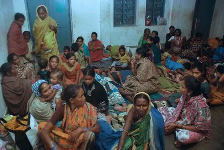 Người dân trú tạm trong các lều trại tránh bão. Ảnh: TTXVN