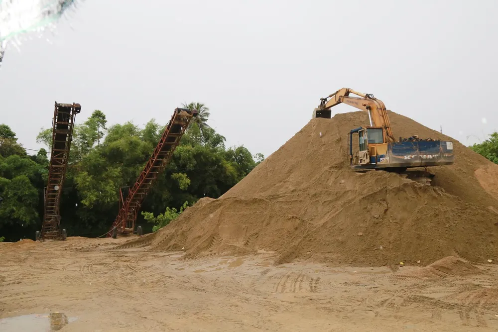 Bắt hàng loạt đối tượng hợp thức hóa nguồn gốc cát khai thác trái phép ảnh 1