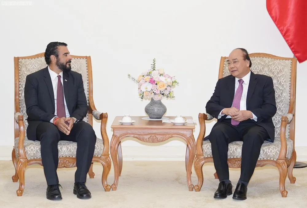 Thủ tướng Nguyễn Xuân Phúc và Đại sứ Panama Servio S. Samudio. Ảnh: VGP