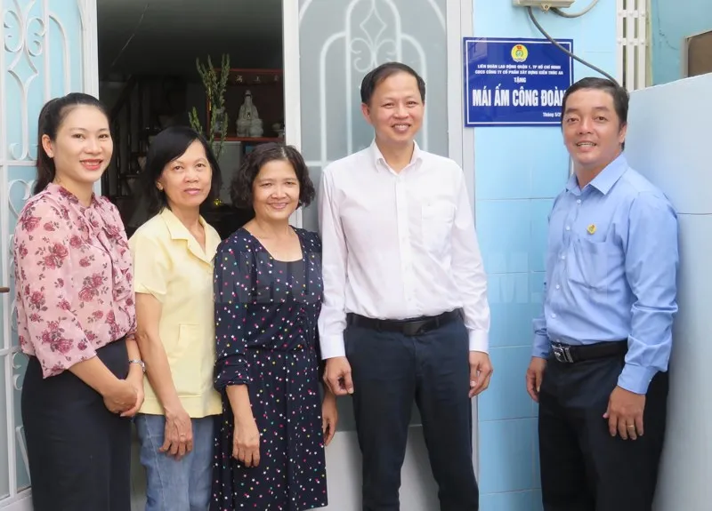 Công nhân lao động có hoàn cảnh khó khăn được nhận mái ấm công đoàn. Ảnh: hcmcpv