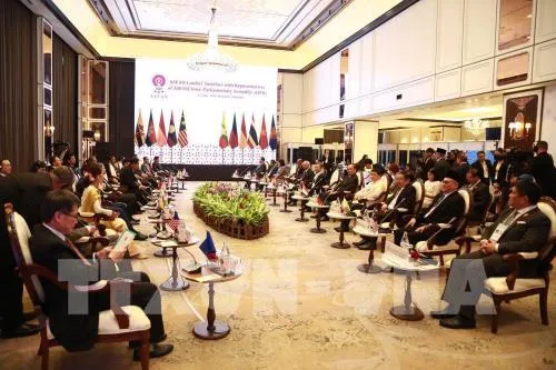 Cuộc gặp giữa Lãnh đạo Cấp cao ASEAN với Hội đồng tư vấn kinh doanh ASEAN (ASEAN-BAC) ngày 22-6-2019. Ảnh: TTXVN