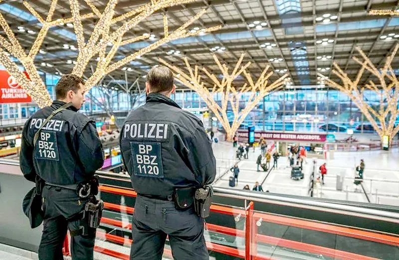 Cảnh sát Đức kiểm soát an ninh tại sân bay