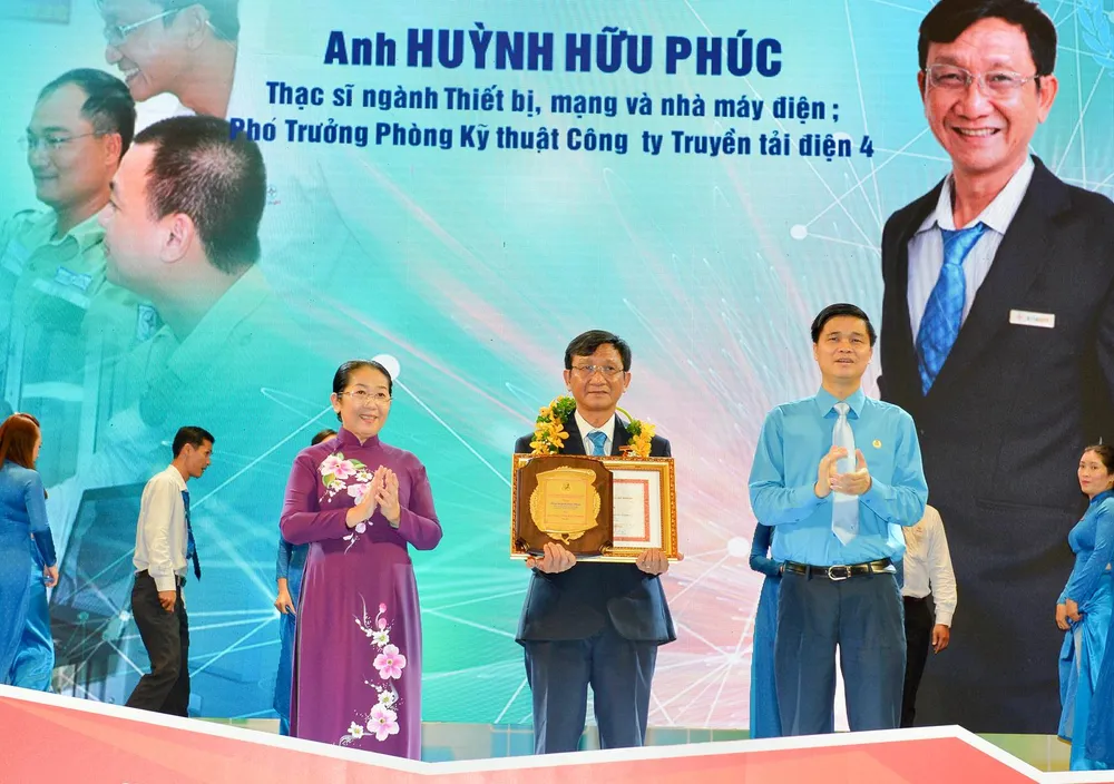 Đồng chí Võ Thị Dung, Phó Bí thư Thành ủy TPHCM và đồng chí Ngọ Duy Hiểu, Phó Chủ tịch Tổng Liên đoàn LĐVN trao giải thường Tôn Đức Thắng cho anh Huỳnh Hữu Phúc. Ảnh: VIỆT DŨNG