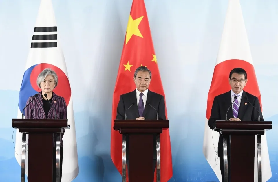 Từ trái qua phải: Ngoại trưởng Hàn Quốc Kang Kyung-wha, Ngoại trưởng Trung Quốc Vương Nghị, Ngoại trưởng Nhật Bản Taro Kono tại Hội nghị Ngoại trưởng 3 bên Hàn - Trung - Nhật tại Bắc Kinh ngày 21-8. Nguồn: Kyodo