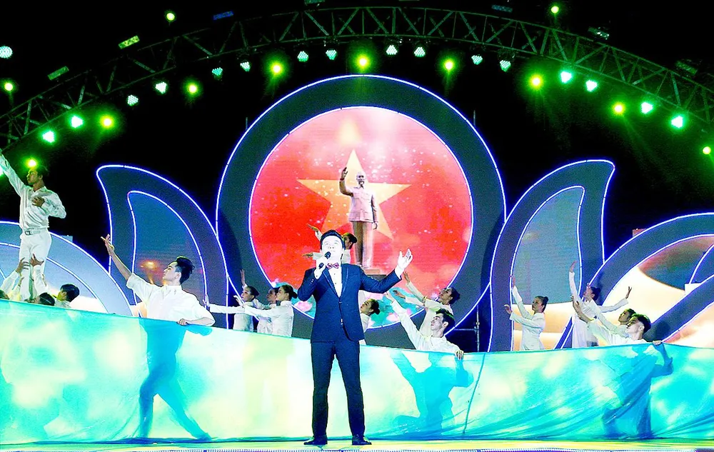 Ca sĩ Thế Vỹ biểu diễn ca khúc Dấu chân phía trước