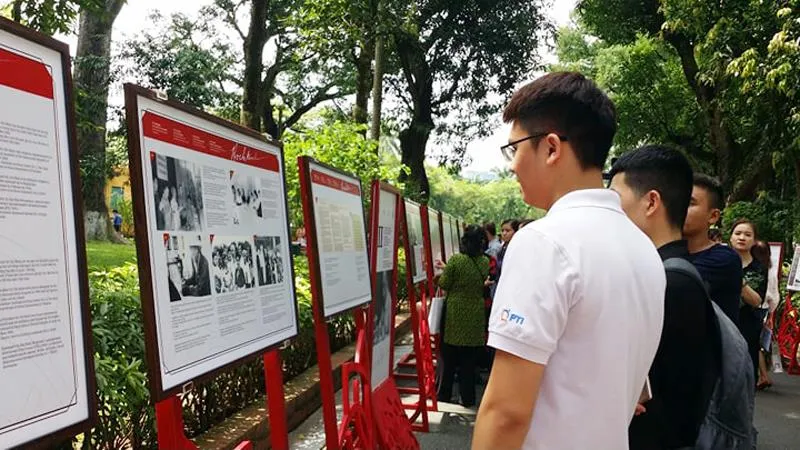 Công chúng tham quan triển lãm. Ảnh: Dangcongsan.vn