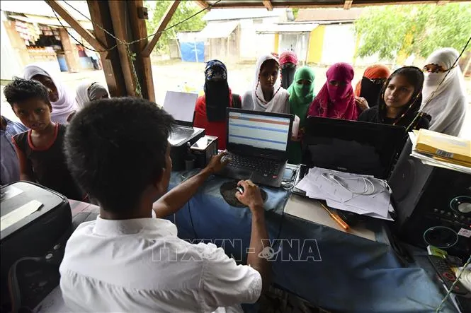 Người dân đối chiếu tên tuổi trong danh sách Đăng ký Công dân toàn quốc (NRC) tại huyện Morigoan, cách Guwahati, thủ phủ bang Assam (Ấn Độ) khoảng 70km ngày 31-8-2019. Ảnh: TTXVN