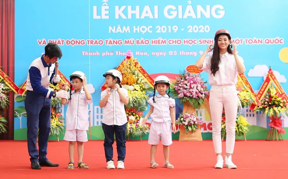 Trao tặng gần 2 triệu mũ bảo hiểm cho học sinh lớp một toàn quốc  ảnh 2