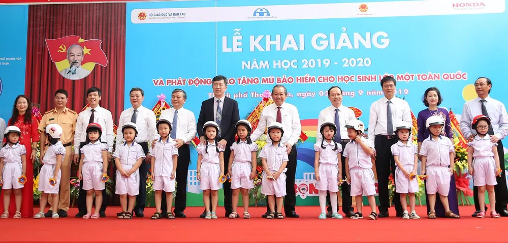 Trao tặng gần 2 triệu mũ bảo hiểm cho học sinh lớp một toàn quốc  ảnh 1