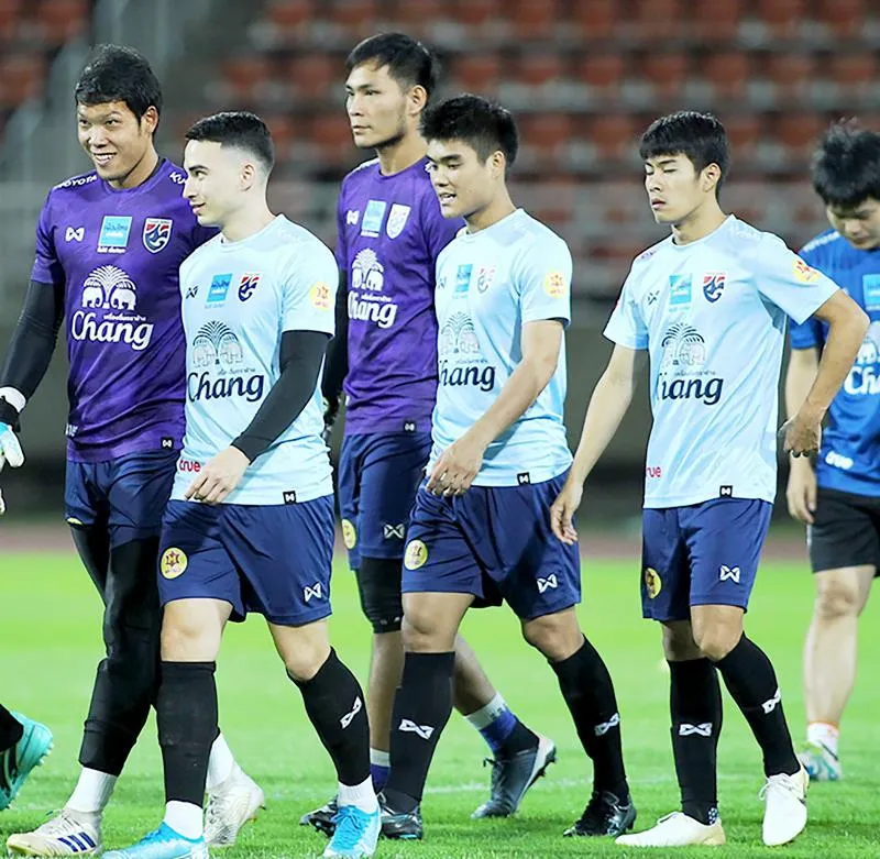 Các tuyển thủ Thái Lan tập luyện trước cuộc đối đầu căng thẳng với tuyển Việt Nam. Ảnh: NHẬT ANH