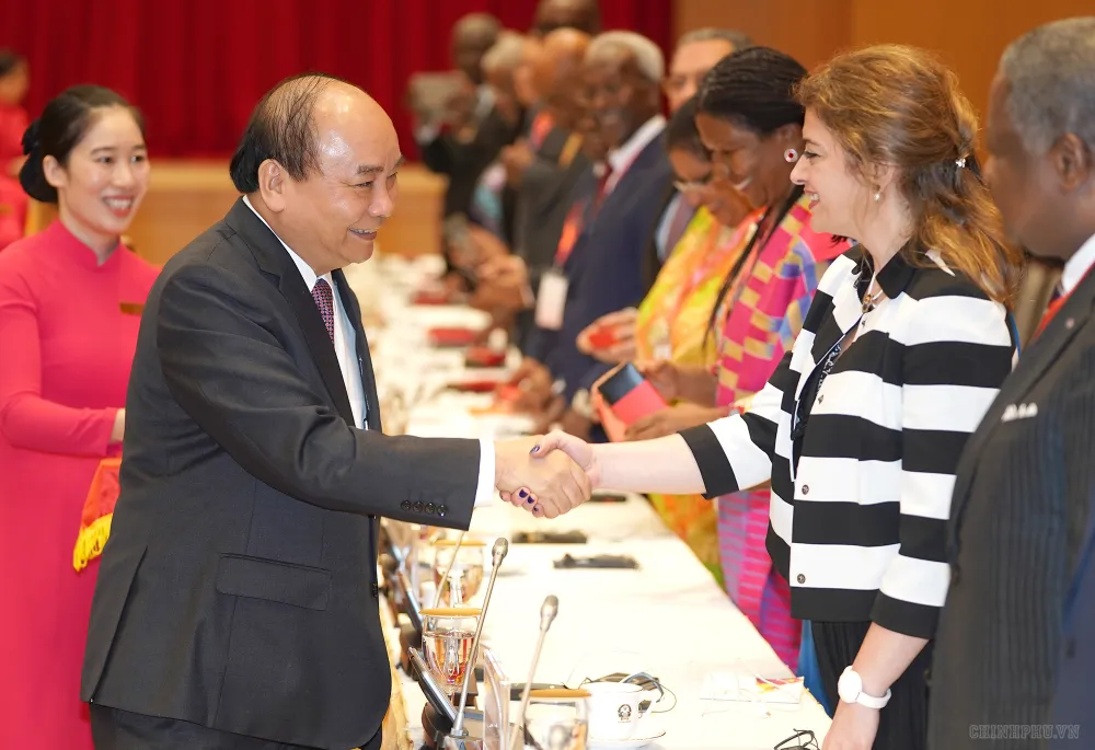 Thủ tướng chào mừng các Đại sứ tham dự buổi tiếp. Ảnh: VGP