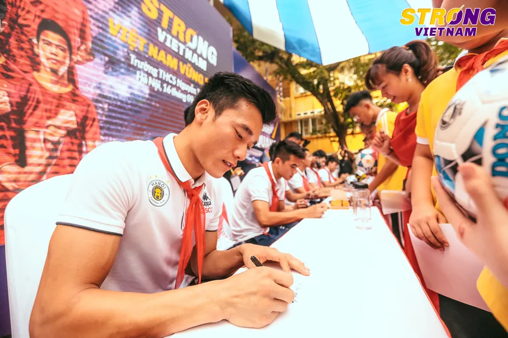 Thủ môn Bùi Tiến Dũng đốn tim các em học sinh bằng câu trả lời không thể tinh tế hơn ảnh 5