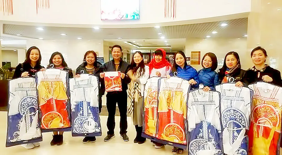 Các bạn 91-94 HN ở Nga trao tặng trang phục truyền thống Nga cho các bạn ở Việt Nam sang