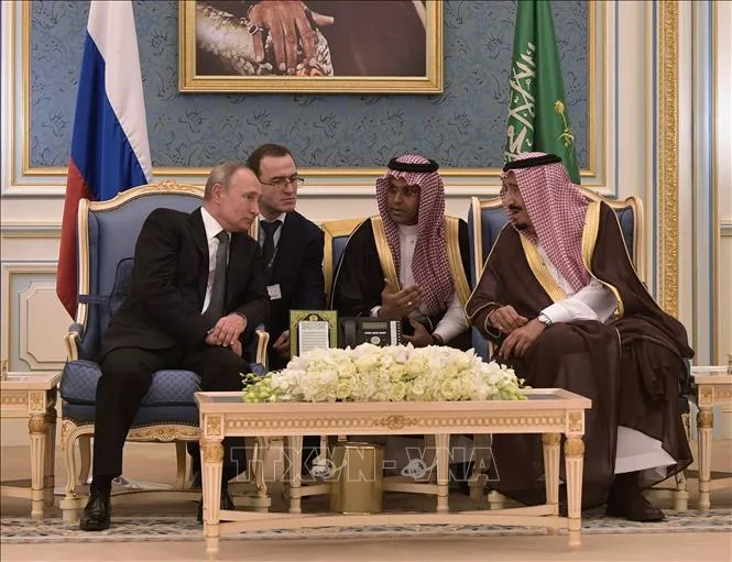 Quốc vương Saudi Arabia Salman (phải) và Tổng thống Nga Vladimir Putin (trái) trong cuộc gặp tại Riyadh, Saudi Arabia, ngày 14-10-2019
