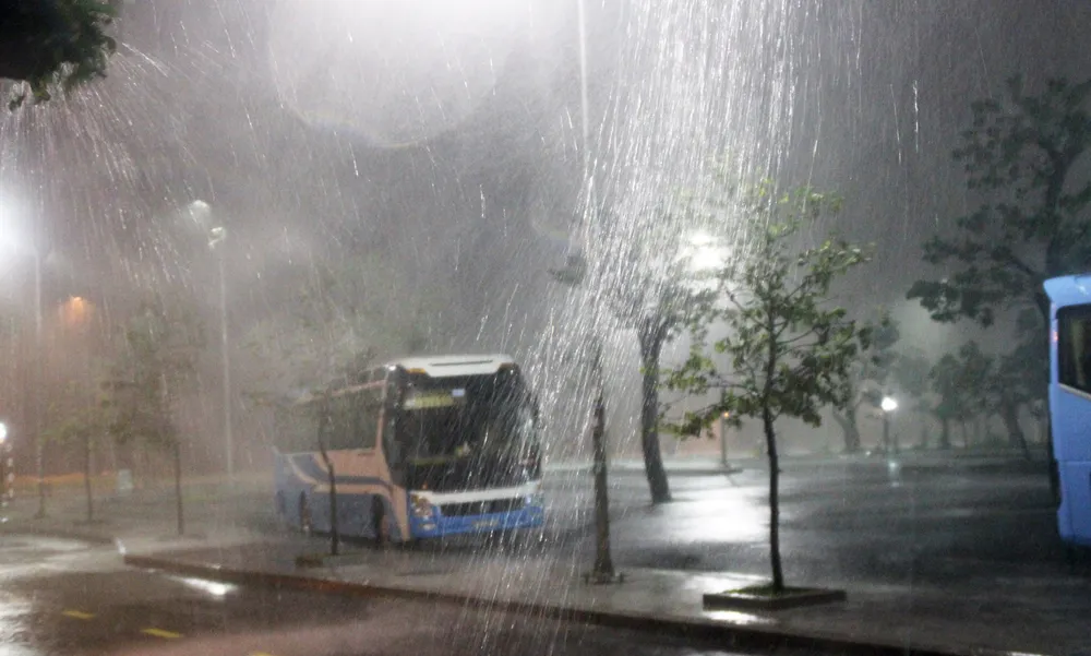 Đêm 30-10, Bình Định “gồng mình” ứng phó với bão số 5  ảnh 1