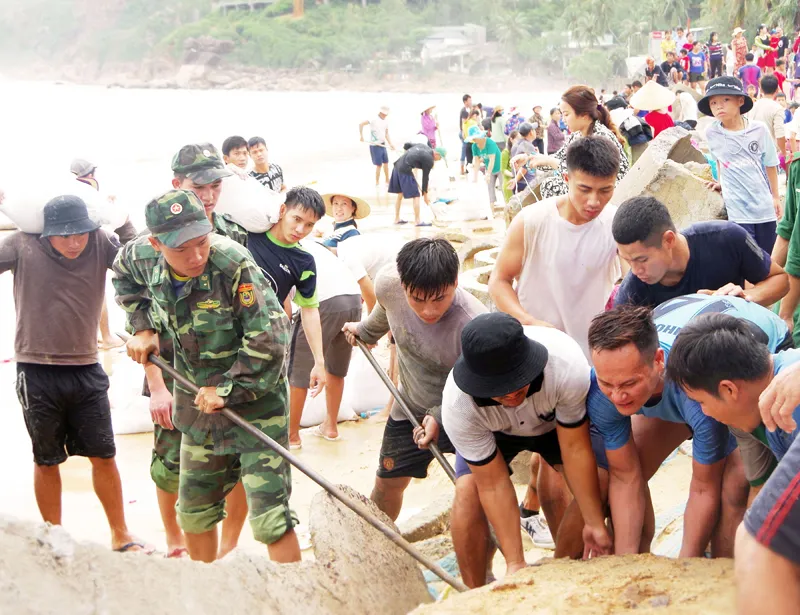 Mưa lũ còn diễn biến phức tạp ảnh 1