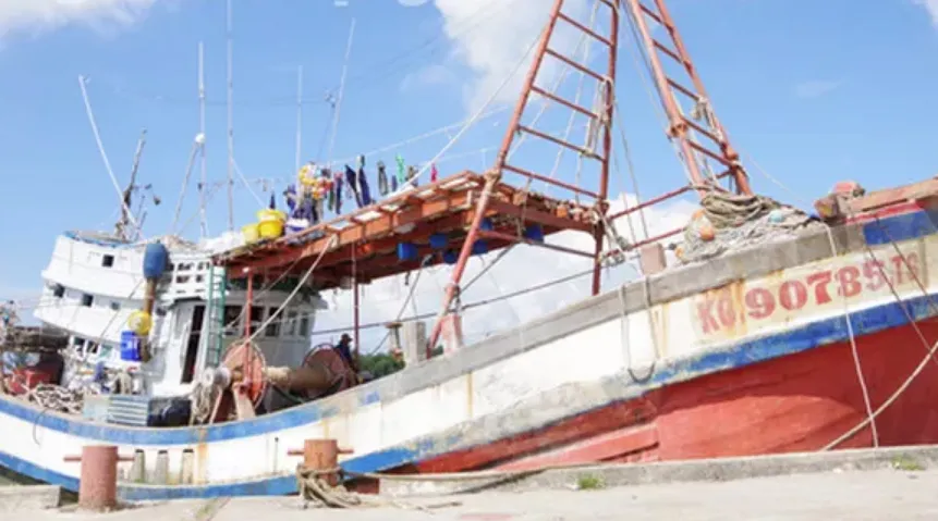 Tàu cá chở ngư dân bị bắn chết. Ảnh: NLĐO