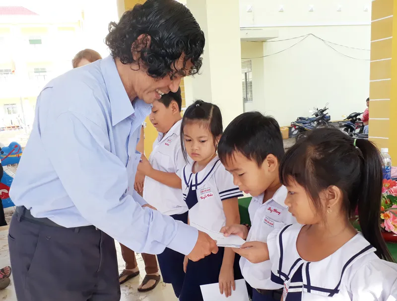 Tặng quà, khám bệnh răng miệng cho gần 400 học sinh ảnh 1