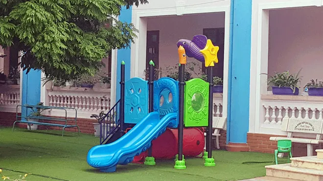 Cầu trượt nơi bé trai 3 tuổi gặp nạn. Ảnh: Thanh Niên