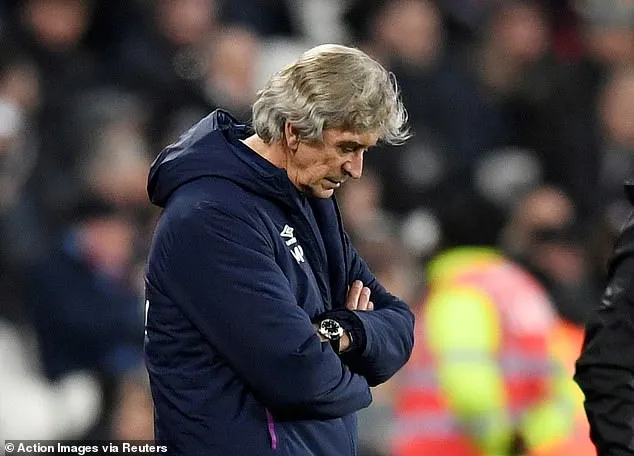 HLV Pellegrini trong trận thua Leicester