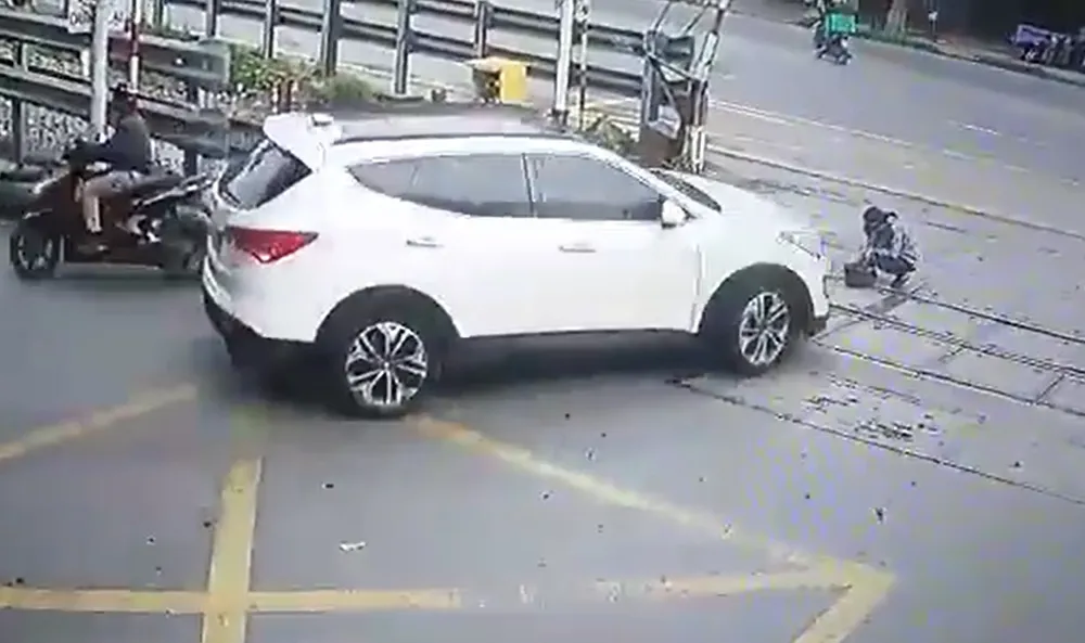 Vụ tai nạn ô tô đâm gãy chân nhân viên đang làm vệ sinh trên mặt đường ngang tuyến đường sắt Bắc - Nam