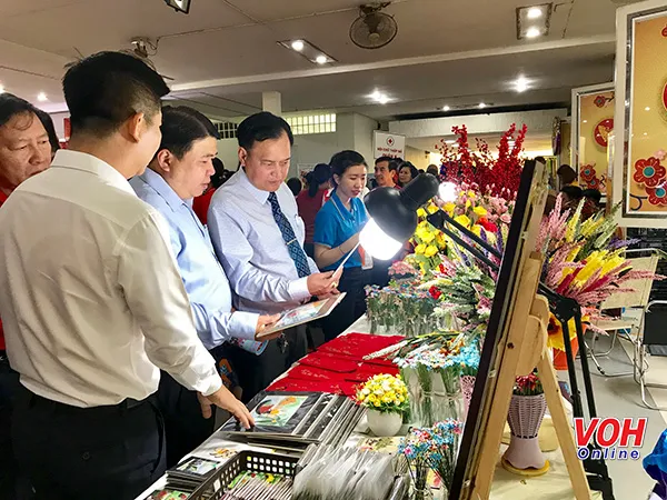 Các gian hàng tại ngày hội được đông đảo người dân đến tham quan và mua ủng hộ. Ảnh: Voh