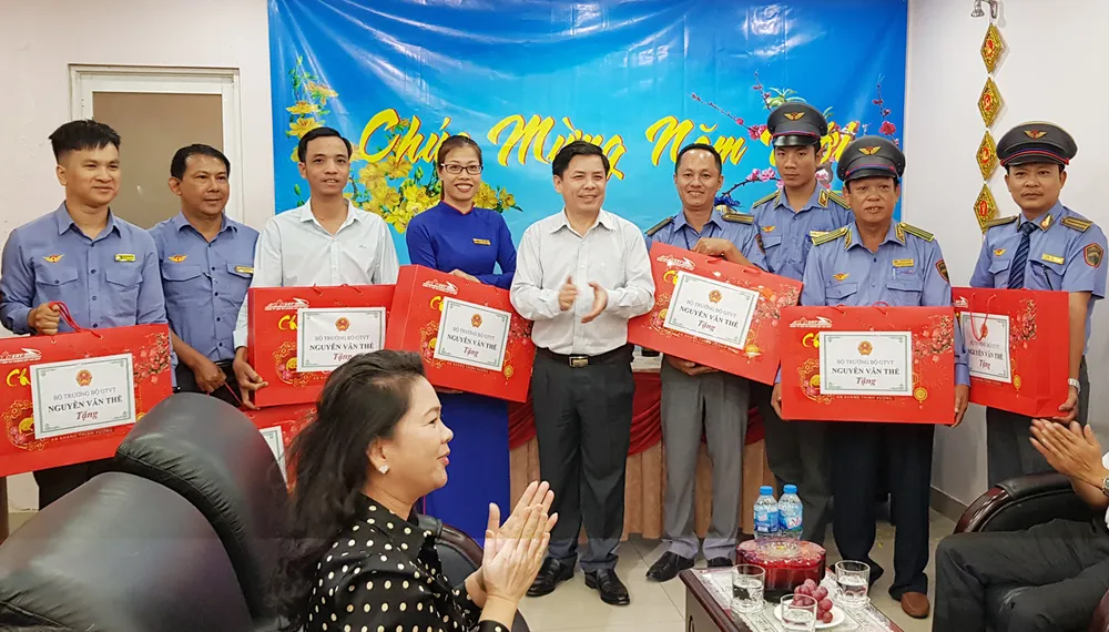 Kiểm tra và chúc Tết các đầu mối vận tải trọng điểm của TPHCM ảnh 3