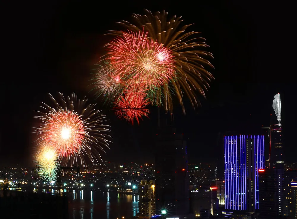 Chiêm ngưỡng màn bắn pháo hoa rực rỡ mừng năm mới Canh Tý 2020 tại TPHCM ảnh 2