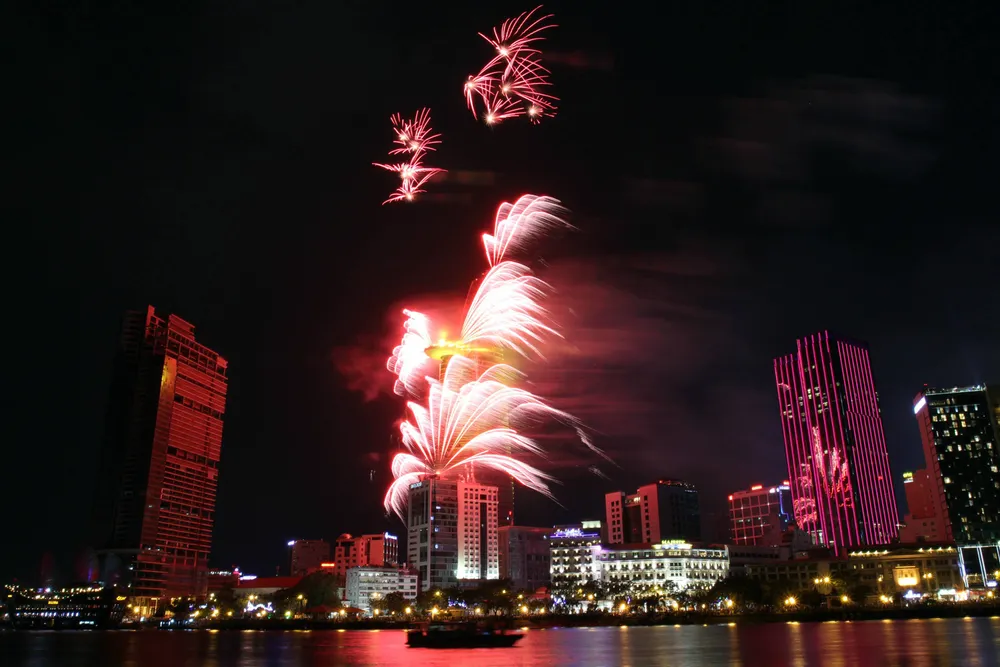 Chiêm ngưỡng màn bắn pháo hoa rực rỡ mừng năm mới Canh Tý 2020 tại TPHCM ảnh 3