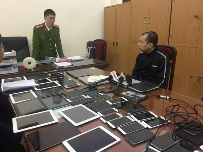 Cơ quan Cảnh sát điều tra Công an quận Cầu Giấy đấu tranh khai thác một trong những đối tượng cầm đầu đường dây đánh bạc qua mạng internet. Ảnh: Báo ANTĐ