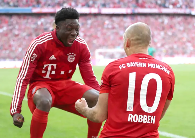 Alphonso Davies ăn mừng cùng thần tượng Robben ở mùa trước 