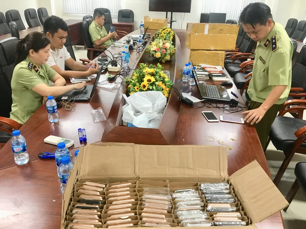 Cán bộ QLTT TPHCM kiểm đếm lô hàng iPhone trôi nổi, trị giá hàng tỷ đồng