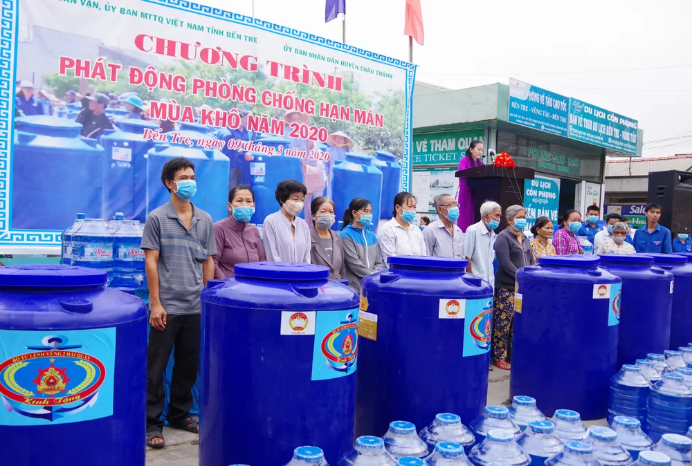 Vùng 2 Hải quân hỗ trợ nước ngọt và bồn chứa đến vùng hạn mặn Bến Tre ảnh 1