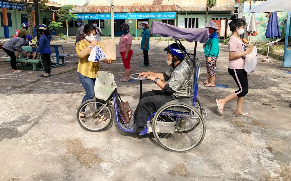 Hàng ngàn người dân nhận gạo “nghĩa tình” tại Quận 12 ảnh 1