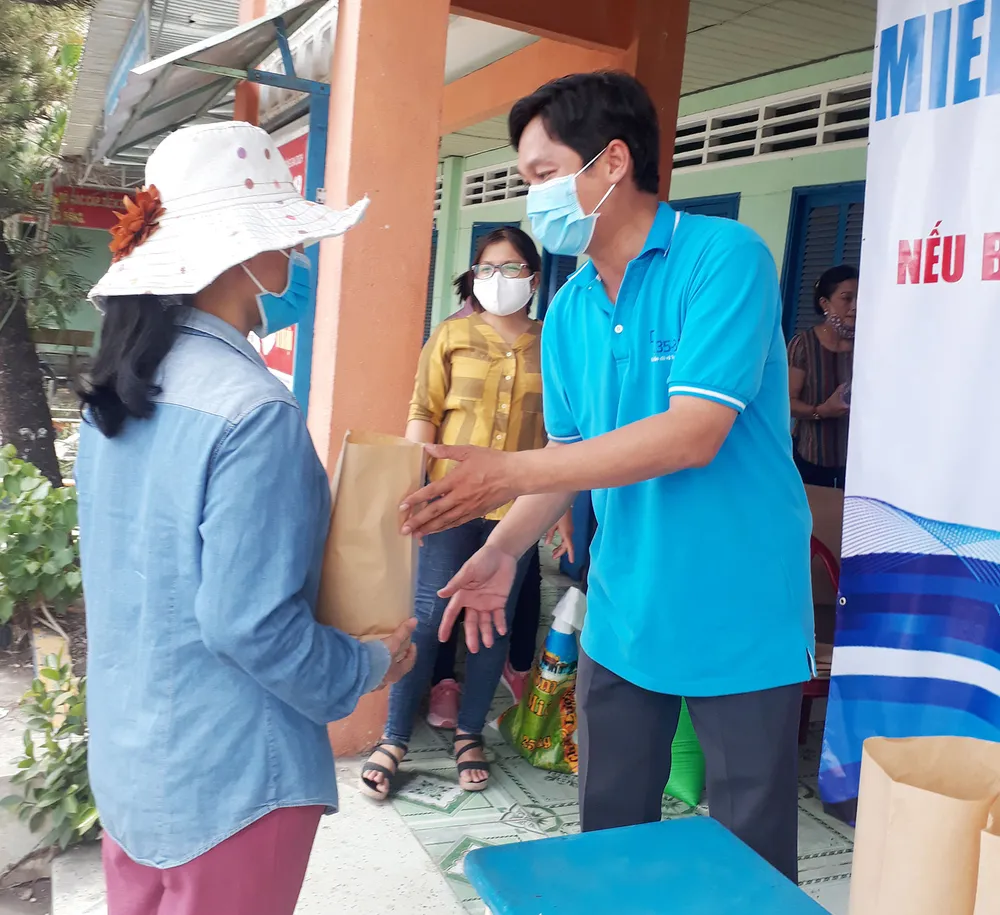 Hàng ngàn người dân nhận gạo “nghĩa tình” tại Quận 12 ảnh 2