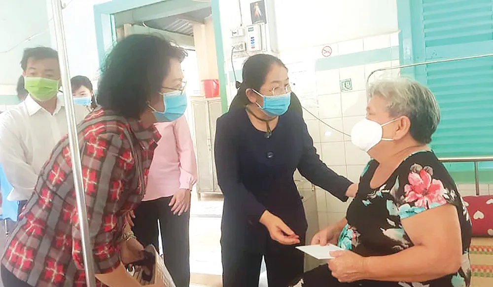 Thăm, tặng quà các trung tâm hỗ trợ xã hội  ảnh 1