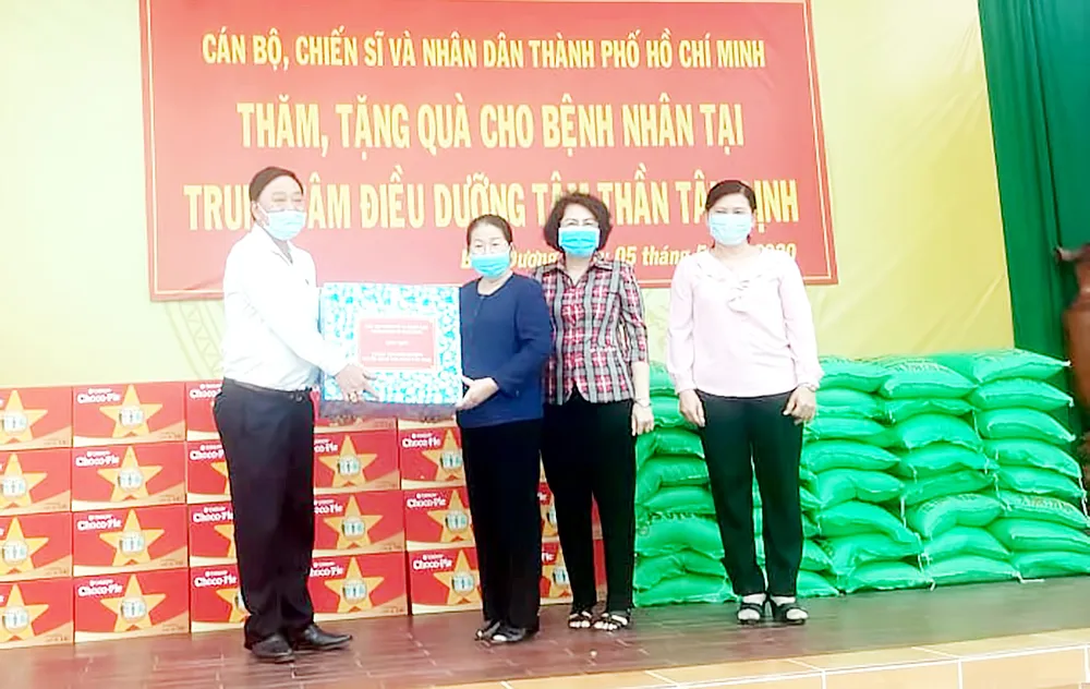 Thăm, tặng quà các trung tâm hỗ trợ xã hội  ảnh 2