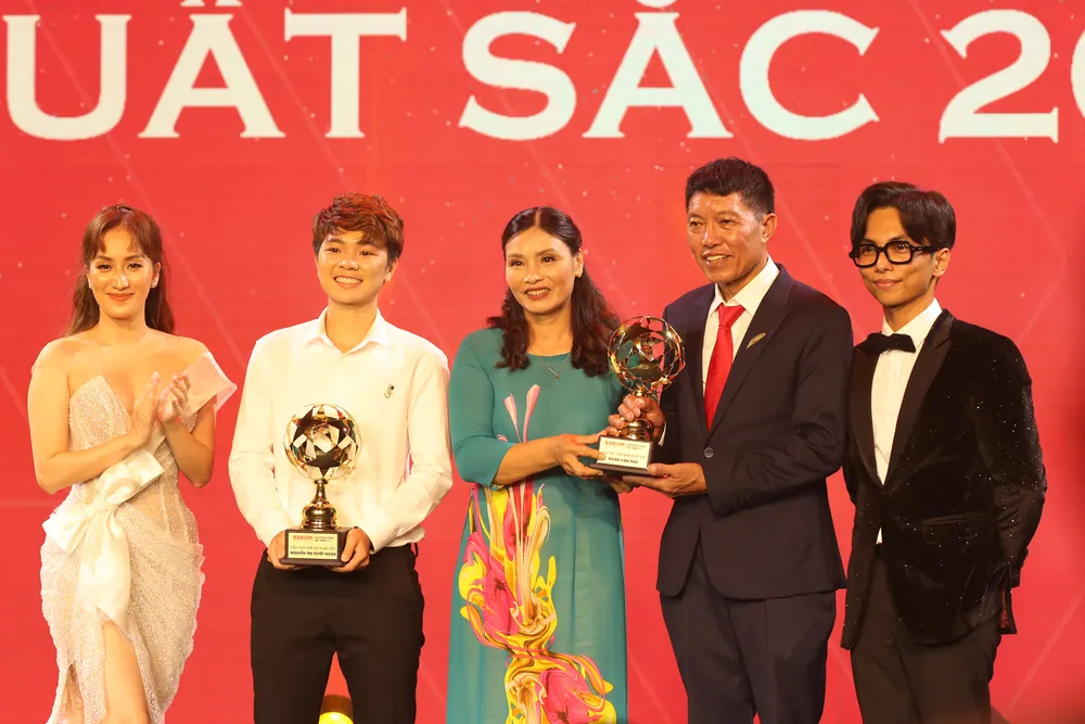 Đỗ Hùng Dũng, Huỳnh Như, Trần Văn Vũ đoạt Quả bóng Vàng Việt Nam 2019 ảnh 17