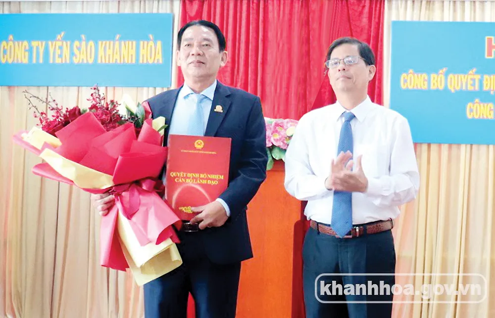 Ông Nguyễn Tấn Tuân - Phó Bí thư Tỉnh ủy, Chủ tịch UBND tỉnh (bên phải) trao quyết định bổ nhiệm Chủ tịch Hội đồng thành viên Công ty Yến sào Khánh Hòa cho ông Nguyễn Anh Hùng.