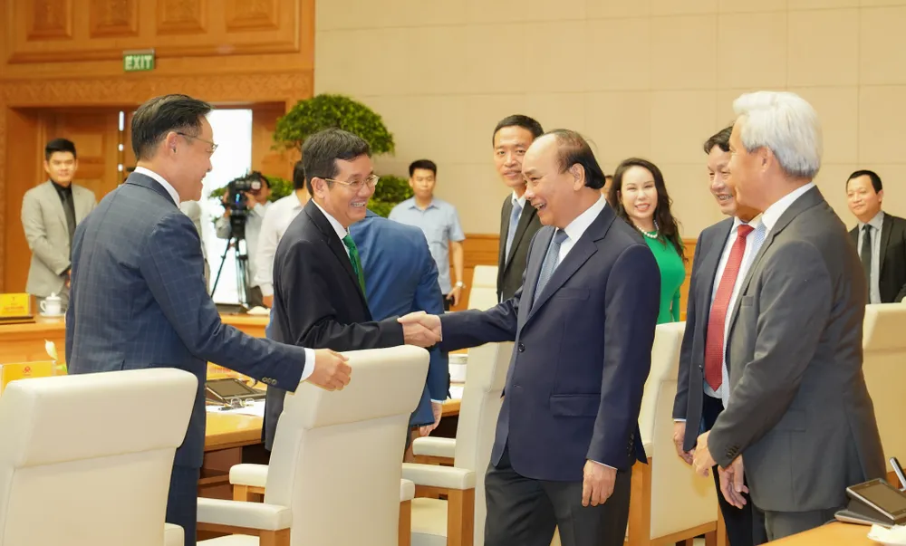 Thủ tướng trò chuyện với các đại biểu. Ảnh: VGP/Quang Hiếu