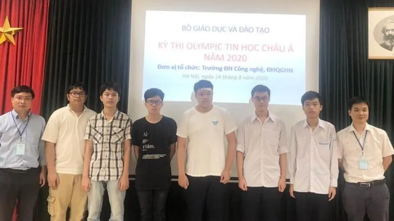 6 học sinh (đứng giữa) đội tuyển việt Nam dự Olympic Tin học Châu Á - Thái Bình Dương đều giành huy chương. Ảnh: PLO