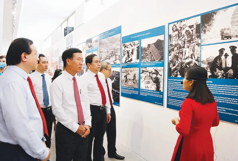 Trưởng ban Tuyên giáo Trung ương Võ Văn Thưởng và Chủ tịch Ủy ban Trung ương MTTQ Việt Nam Trần Thanh Mẫn cùng các đại biểu tham quan triển lãm