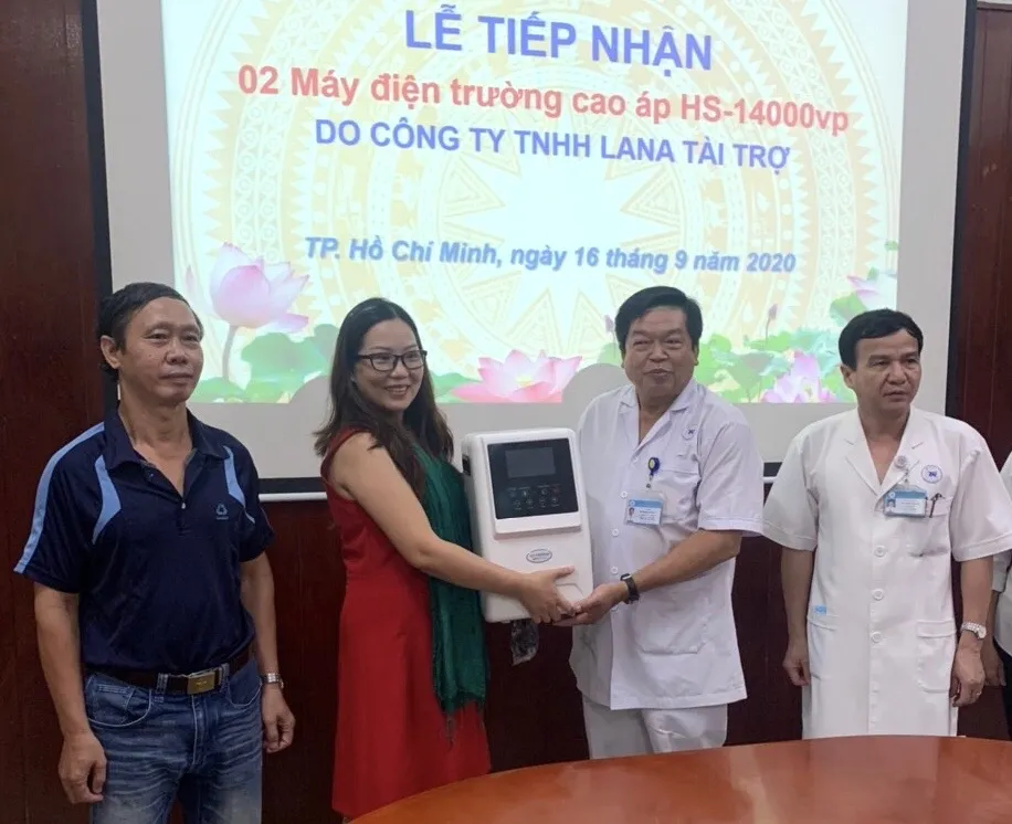 Đại diện Bệnh viện Thống Nhất tiếp nhận tài trợ 02 máy điện trường cao áp HS-14000vp