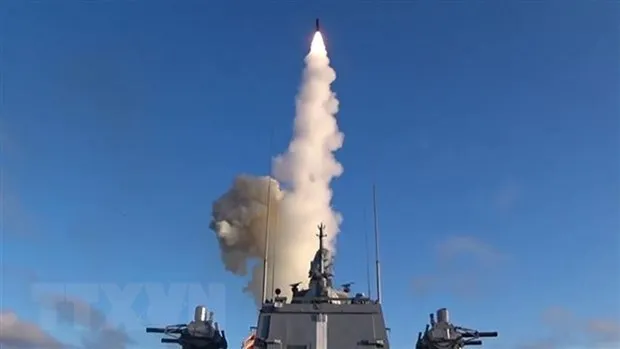Tên lửa hành trình siêu thanh Tsirkon của Nga được phóng từ tàu Đô đốc Gorshkov ở Biển Barent. Ảnh: TASS/TTXVN