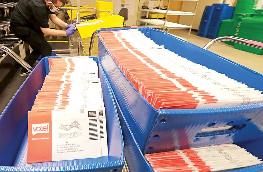 Các lá phiếu bầu cử qua thư ở Mỹ đang chờ được phân loại và chuyển đi. Ảnh: AP