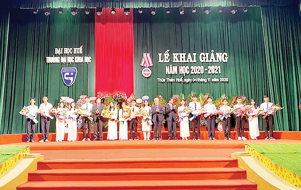 Tập đoàn Xây dựng Hòa Bình trao tặng 50 triệu cho Quỹ Học bổng Giáo sư Hồng Dương Nguyễn Văn Hai