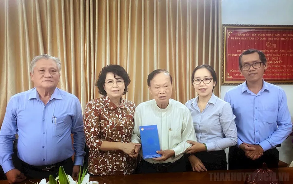 Thăm các nhân sĩ, trí thức tiêu biểu ảnh 1