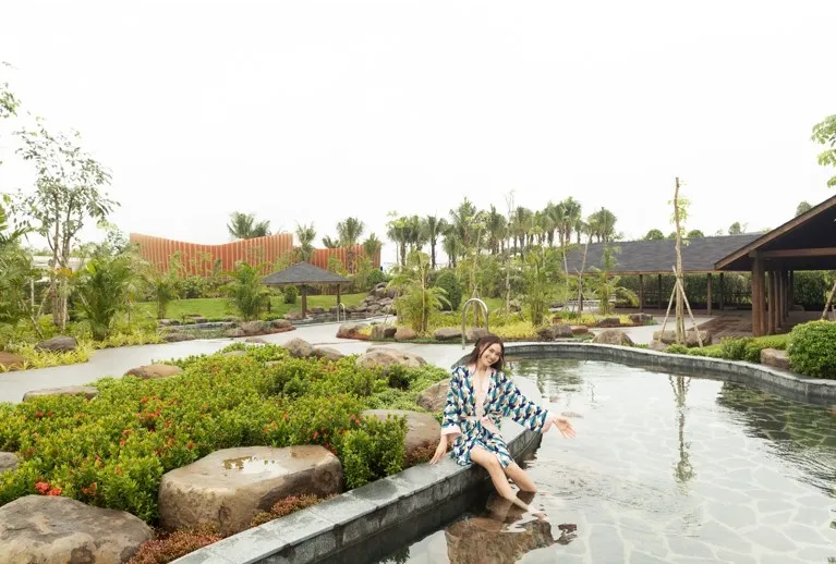 Lan Ngọc “chẳng muốn về” khi trải nghiệm tắm khoáng tại Minera Hot Springs Bình Châu ảnh 3